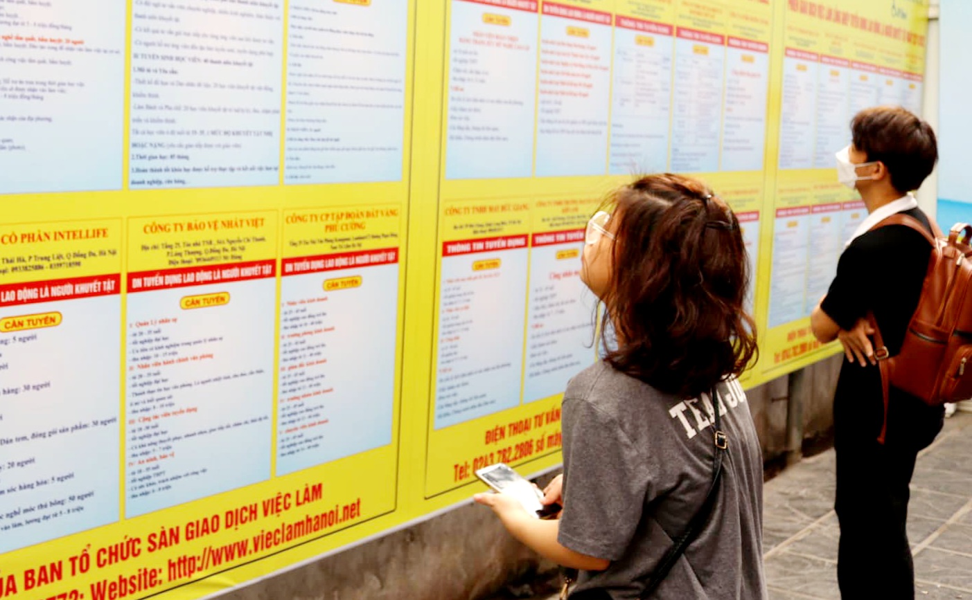 Người lao động xem th&ocirc;ng tin tuyển dụng. Ảnh - ND.&nbsp;