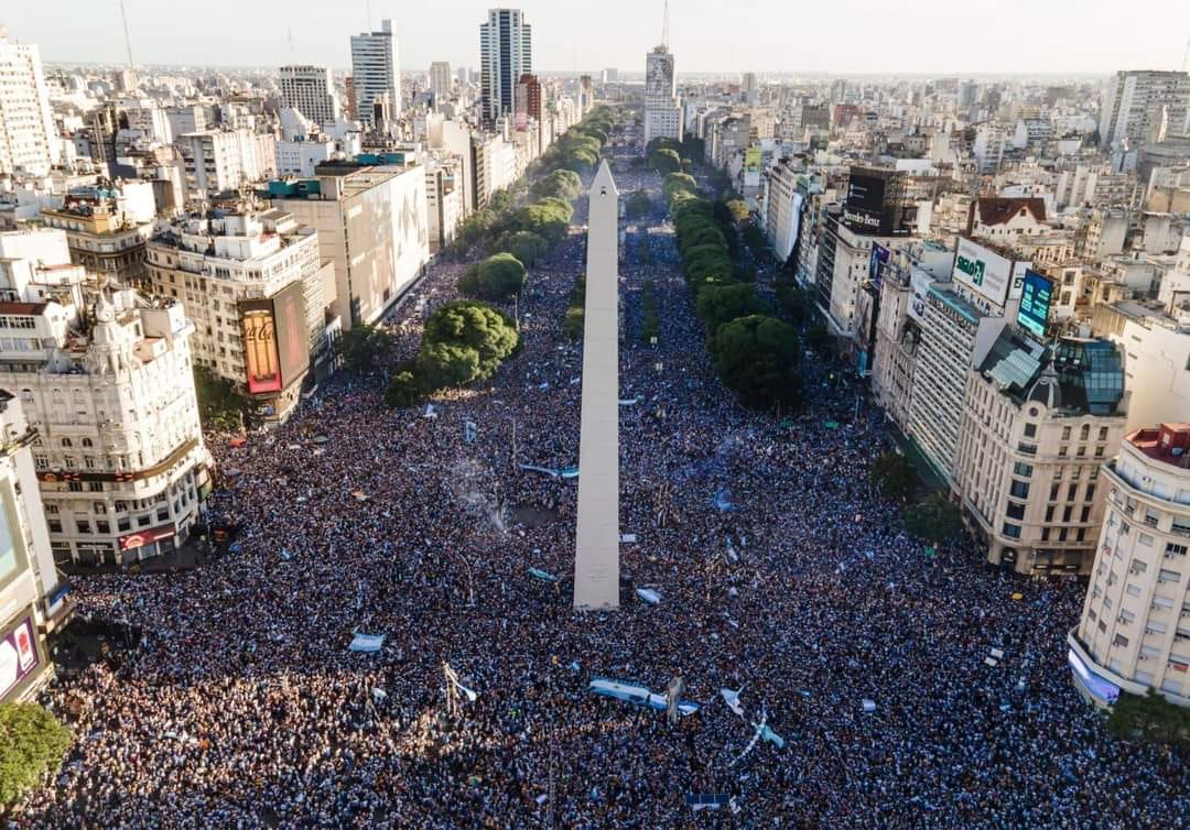 Hơn 17 triệu người dân ở thủ đô Buenos Aires đã đổ ra đường ăn mừng sau chiến thắng của đội tuyển Argentina.