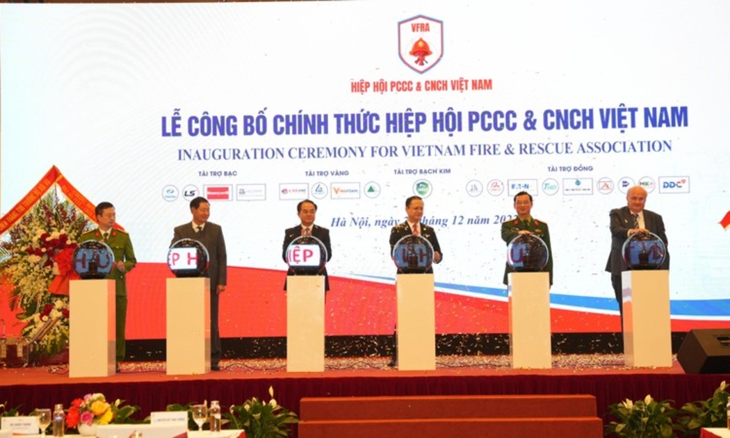 Các đại biểu thực hiện nghi thức công bố thành lập Hiệp hội Phòng cháy, chữa cháy và cứu nạn, cứu hộ Việt Nam ngày 20-12-2022.