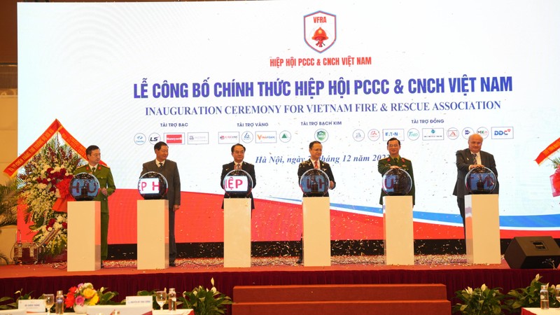 Các đại biểu thực hiện nghi thức công bố thành lập Hiệp hội Phòng cháy, chữa cháy và cứu nạn, cứu hộ Việt Nam ngày 20-12-2022.