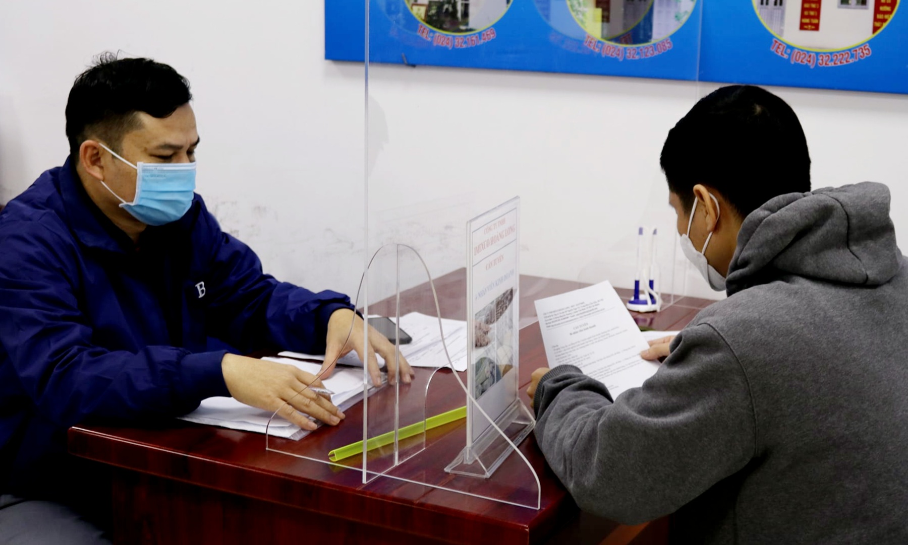 Nhiều doanh nghiệp đang trong giai đoạn phục hồi sau dịch nên chưa thể áp dụng chính sách tăng lương hấp dẫn. Ảnh - N.Dương.