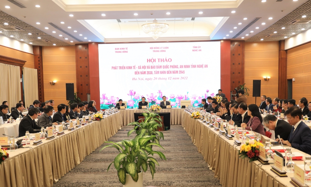 Toàn cảnh Tọa đàm  “Phát triển kinh tế - xã hội và bảo đảm quốc phòng, an ninh tỉnh Nghệ An đến năm 2030, tầm nhìn đến năm 2045”.