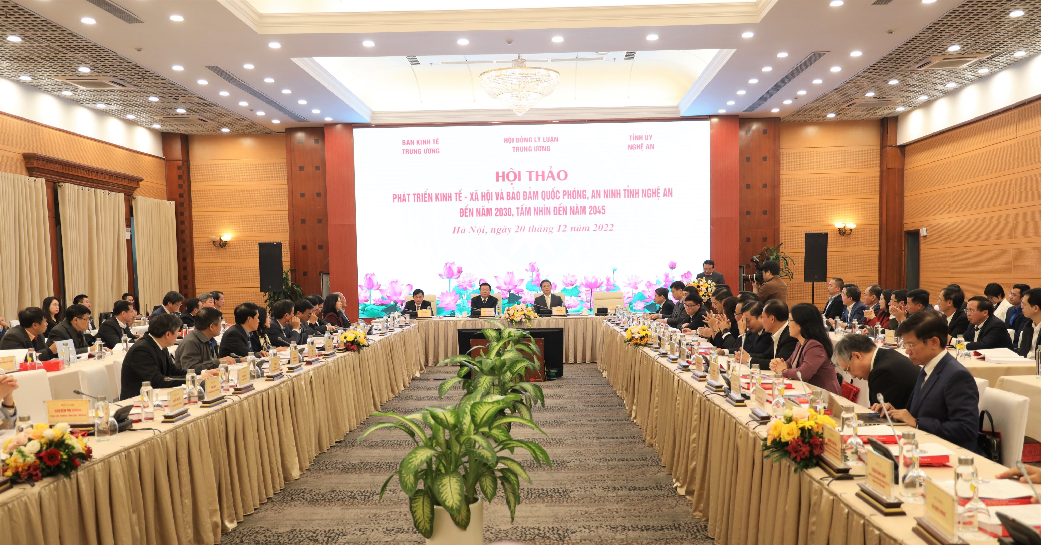 Toàn cảnh Tọa đàm  “Phát triển kinh tế - xã hội và bảo đảm quốc phòng, an ninh tỉnh Nghệ An đến năm 2030, tầm nhìn đến năm 2045”.