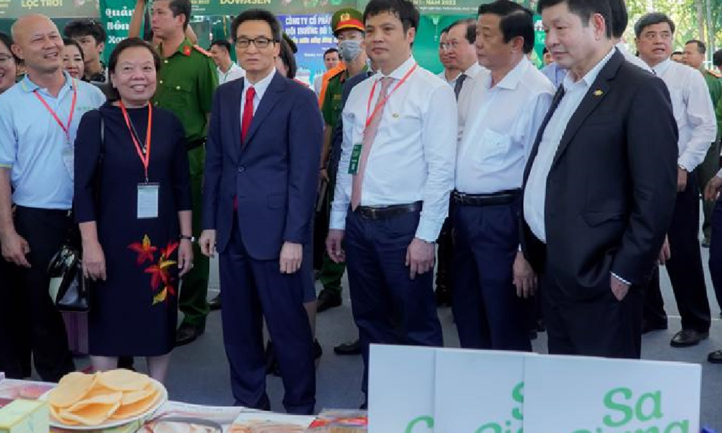 Phó Thủ tướng Vũ Đức Đam và các đại biểu tham quan gian hàng tại Mekong Startup 2022. 