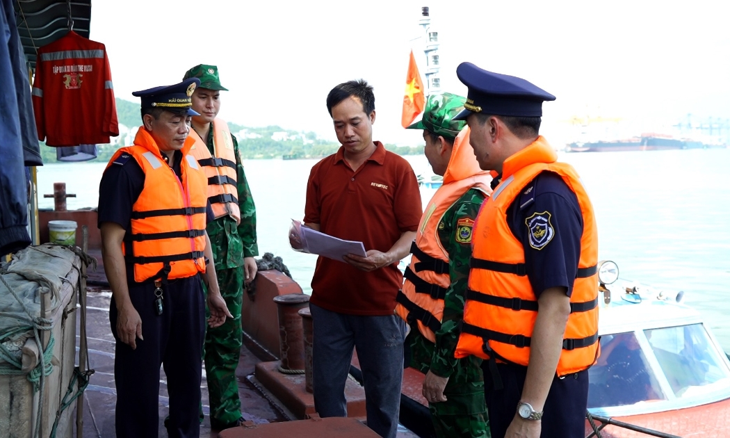 Lực lượng Hải quan Quảng Ninh công tác trên biển 