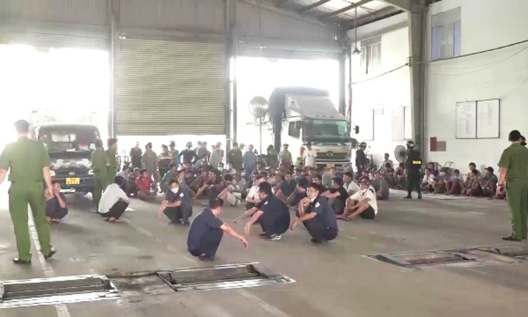 Cơ quan Công an tiến hành khám xét tại Trung tâm đăng kiểm 50-07V quận Bình Tân, TP HCM