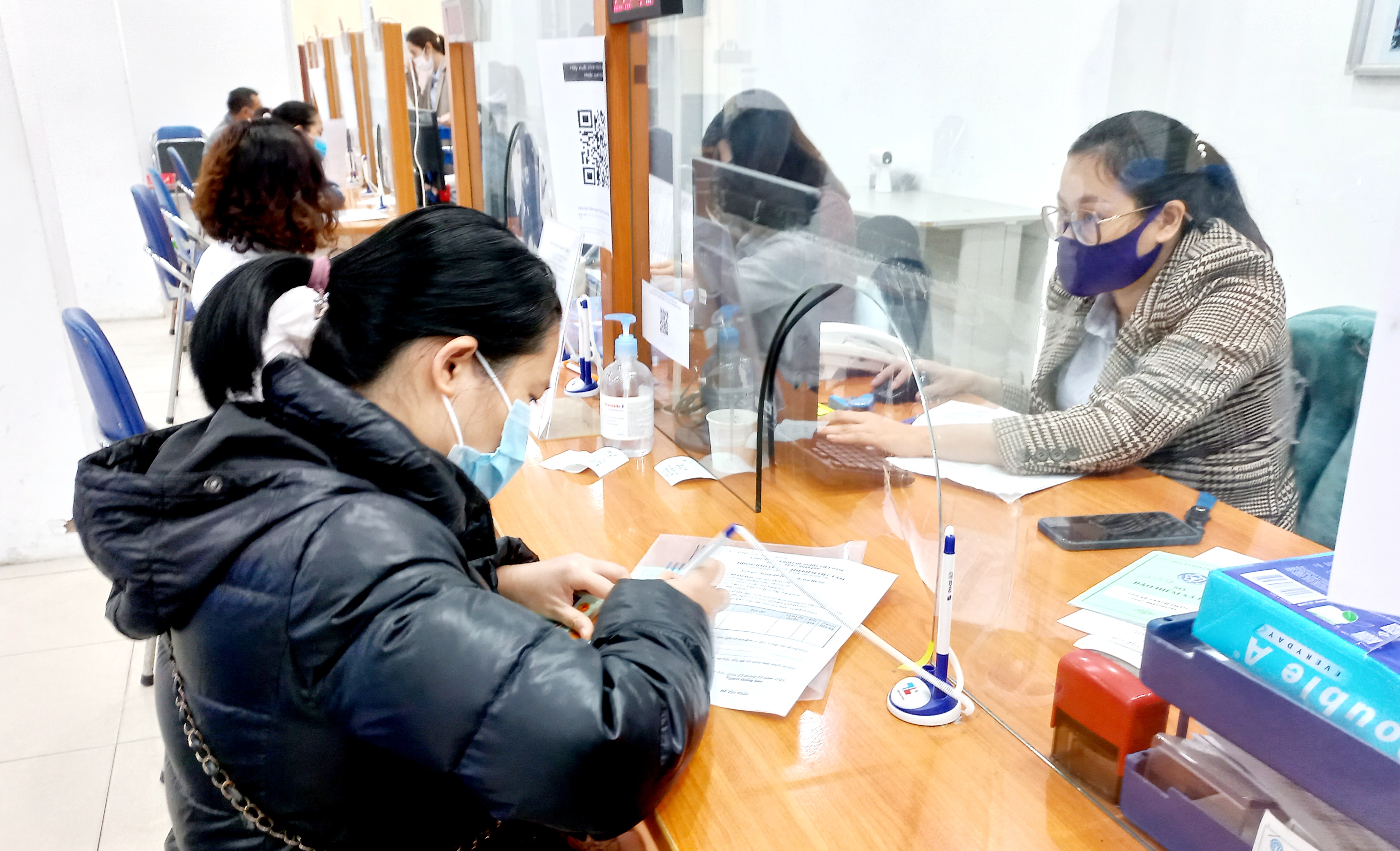 Người lao động làm thủ tục hưởng trợ cấp thất nghiệp tại Hà Nội. Ảnh - N.Dương. 