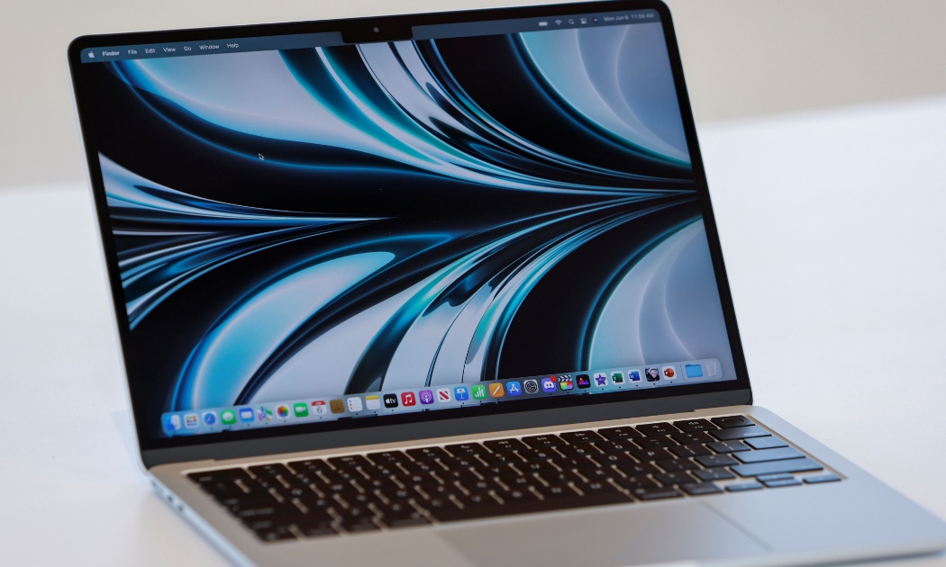  Máy tính xách tay MacBook của Apple - Ảnh: Reuters
