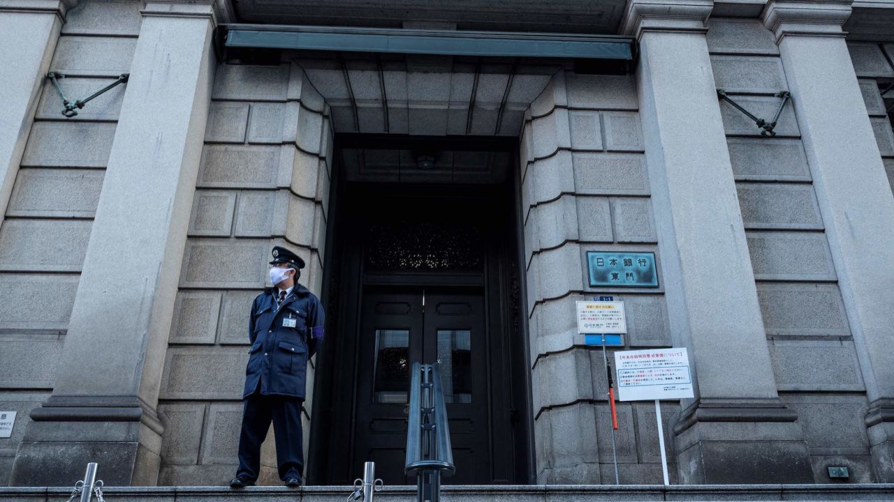 Bên ngoài trụ sở của Ngân hàng Trung ương Nhật Bản (BOJ) - Ảnh: Getty Images