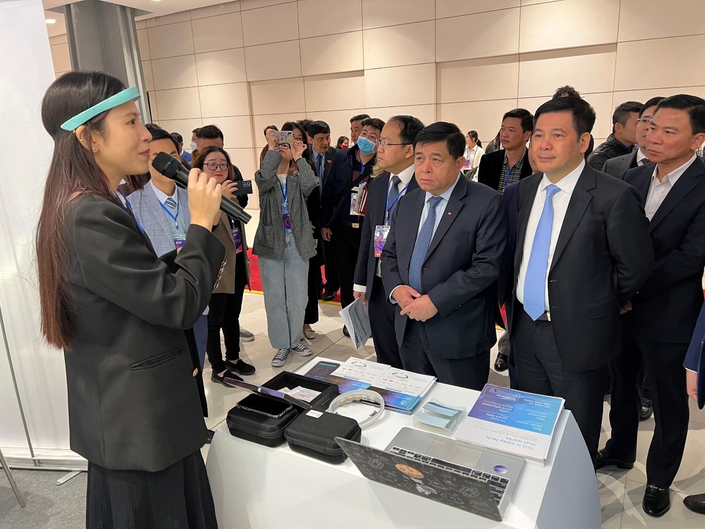 B&agrave; Đo&agrave;n Kiều My giới thiệu sản phẩm FRENZ&trade; Brainband với Đo&agrave;n ch&iacute;nh phủ - dẫn đo&agrave;n bởi Bộ trưởng Bộ Kế hoạch - Đầu tư Nguyễn Ch&iacute; Dũng.