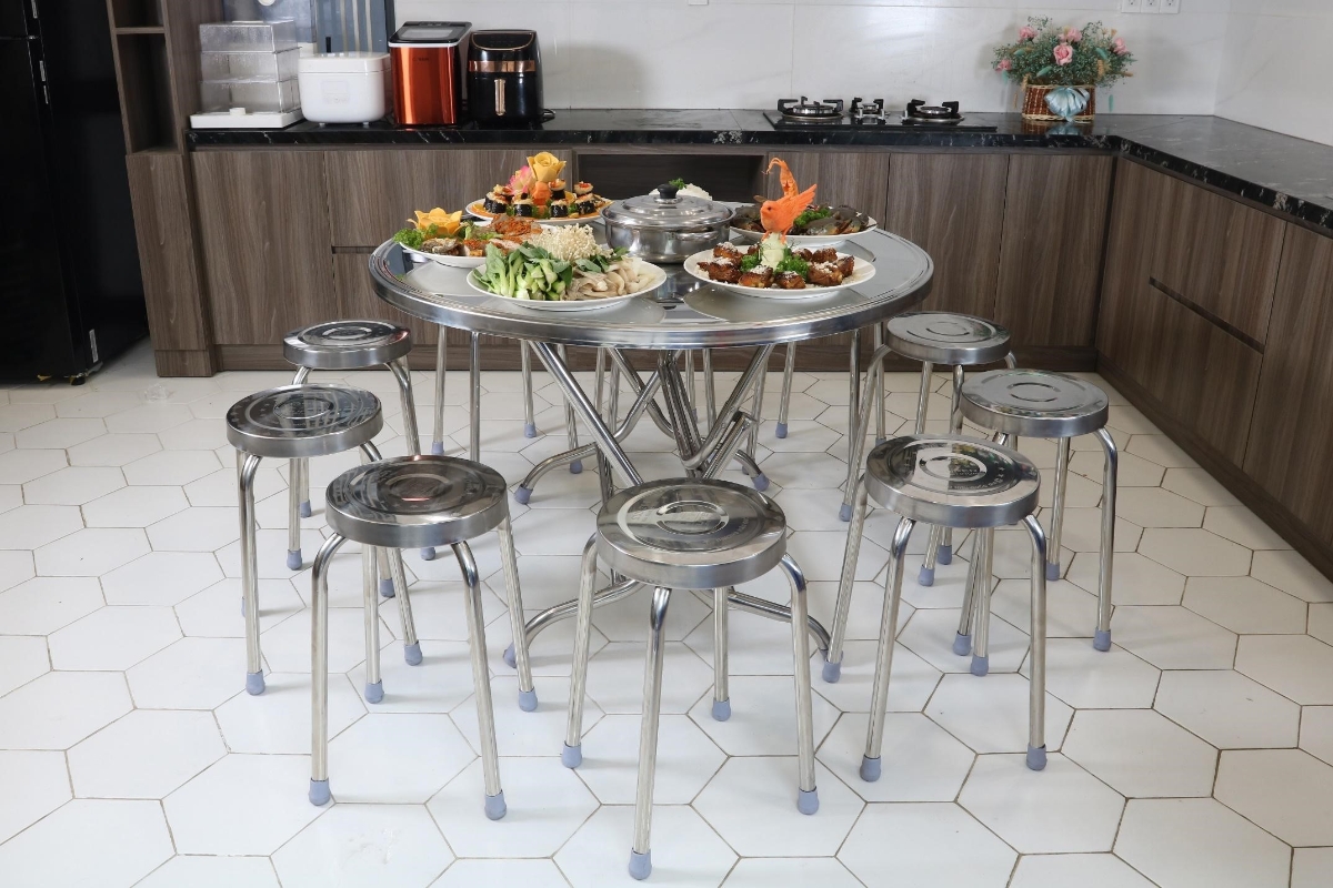 B&agrave;n ăn gia đ&igrave;nh l&agrave; nội thất được nhiều người lựa chọn cho bữa tiệc đo&agrave;n vi&ecirc;n.