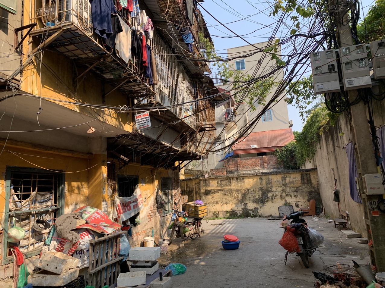 Phía mặt sau khu chung cư, những 
