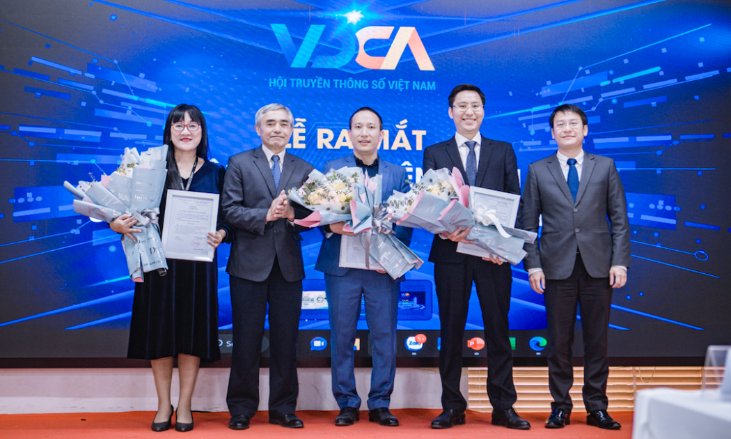 Ban điều hành Liên minh Sáng tạo nội dung số: Ông Tạ Mạnh Hoàng, Chủ tịch (đứng giữa), ông Hoàng Đình Chung (Phó Chủ tịch thường trực - thứ 2 từ phải sang), bà Quyên Phạm (Phó Chủ tịch - Tổng thư ký, ngoài cùng bên trái).