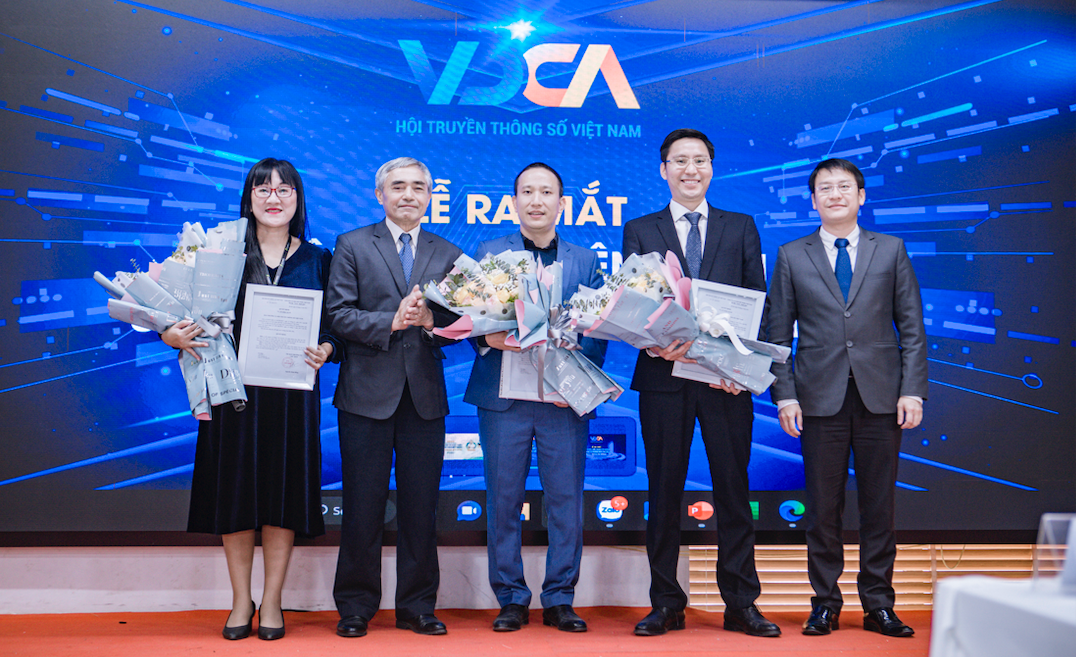 Ban điều hành Liên minh Sáng tạo nội dung số: Ông Tạ Mạnh Hoàng, Chủ tịch (đứng giữa), ông Hoàng Đình Chung (Phó Chủ tịch thường trực - thứ 2 từ phải sang), bà Quyên Phạm (Phó Chủ tịch - Tổng thư ký, ngoài cùng bên trái).