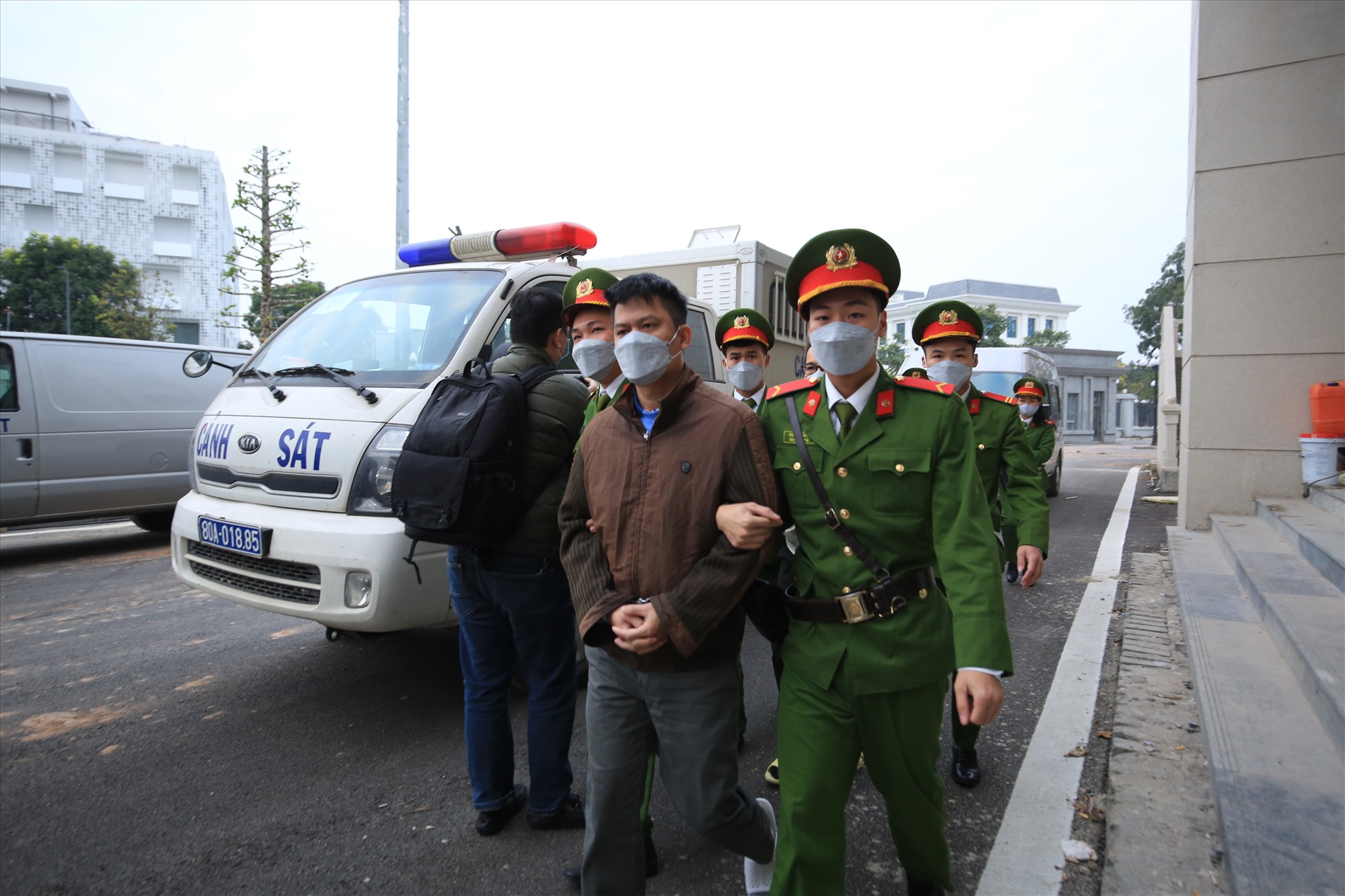 Các bị cáo được dẫn giải đến tòa án. 