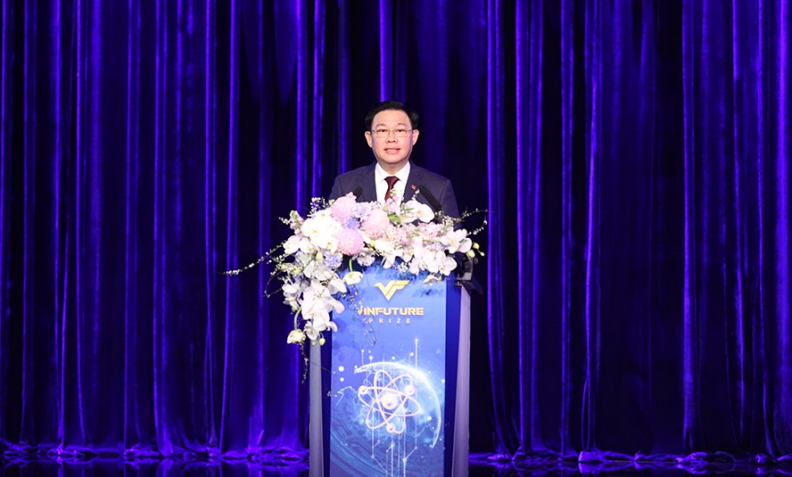 Chủ tịch Quốc hội Vương Đ&igrave;nh Huệ: VinFuture l&agrave; sợi d&acirc;y bền chặt gắn b&oacute; c&aacute;c nh&agrave; khoa học Việt Nam v&agrave; thế giới; cũng l&agrave; nhịp cầu để c&aacute;c nh&agrave; nghi&ecirc;n cứu, ph&aacute;t minh tr&ecirc;n to&agrave;n cầu hiện thực ho&aacute; những kh&aacute;t vọng khoa học để phụng sự nh&acirc;n loại. Từ VinFuture, c&aacute;c nh&agrave; khoa học thế giới đ&atilde; hiểu biết hơn về một Việt Nam đang mạnh mẽ vươn ra quốc tế.