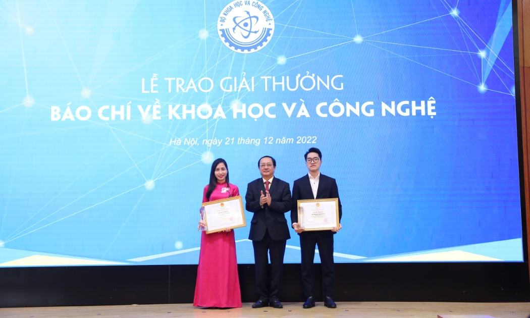 Bộ trưởng Bộ Khoa học và Công nghệ Huỳnh Thành Đạt trao Bằng khen cho các tác giả đạt giải.