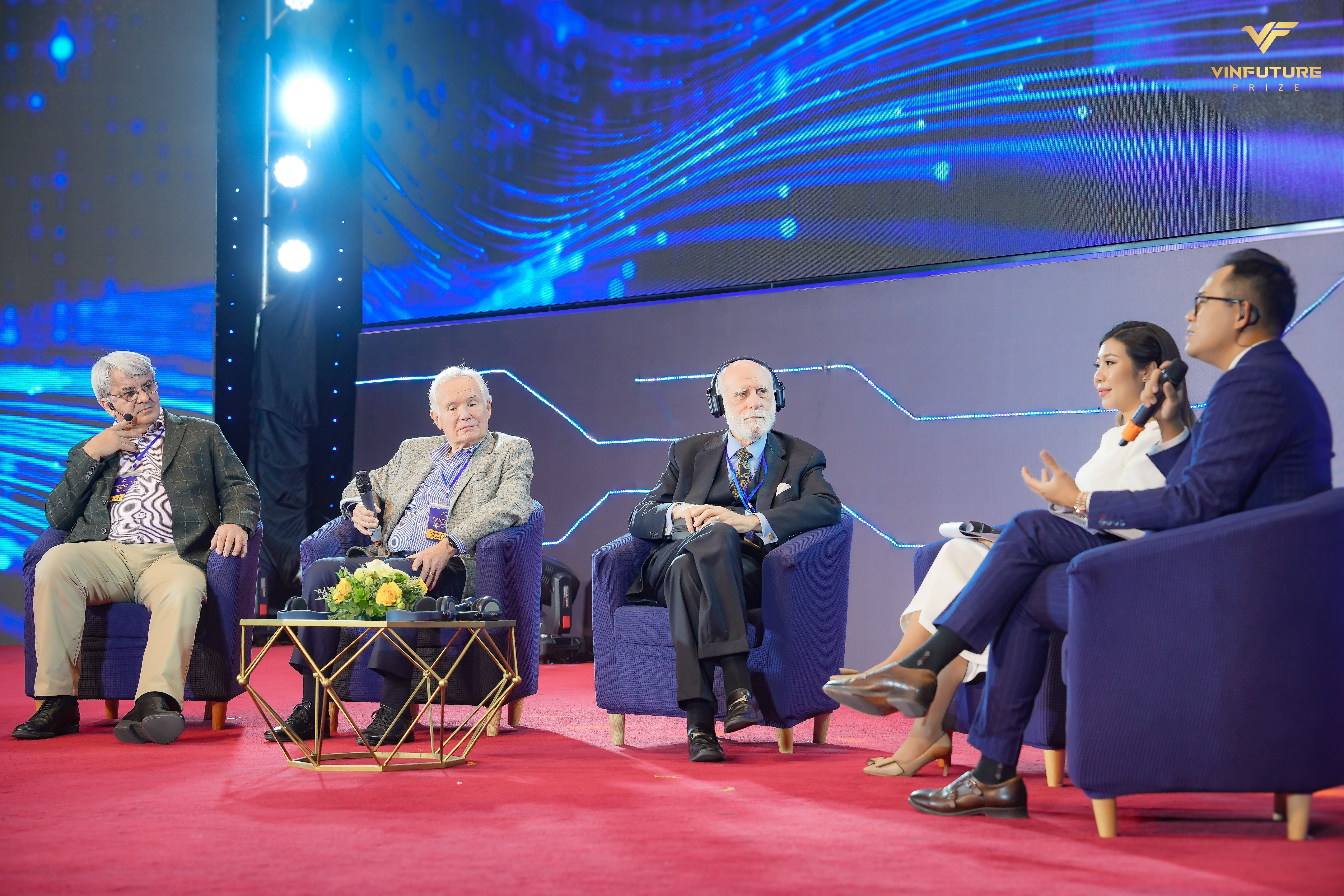 Các nhà khoa học, chủ nhân Giải thưởng chính VinFuture 2022 trong chương trình giao lưu.