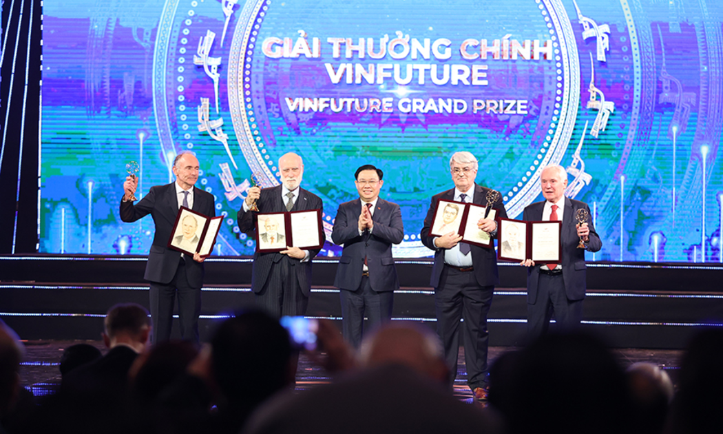 Chủ tịch Quốc hội Vương Đình Huệ trao giải cao nhất cho 4 tác giả đạt giải chính cao nhất với những phát minh đột phá về công nghệ mạng toàn cầu.