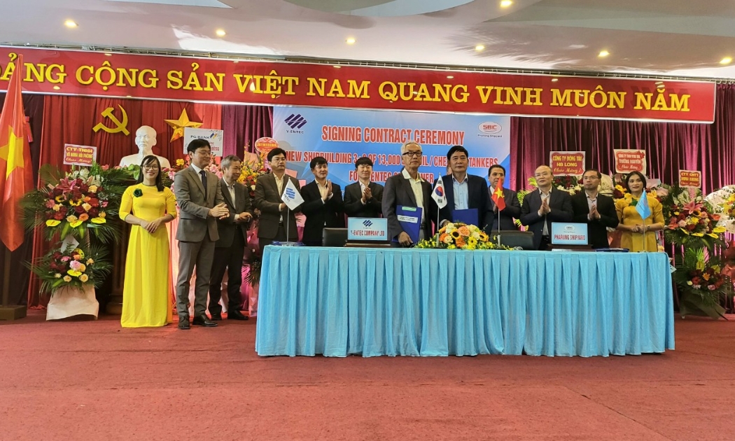 Lễ ký kết hợp đồng đáu mới tàu biển trọng tải lớn của Tổng Giám đốc Công ty Đóng tàu Phà Rừng với Công ty Yentec