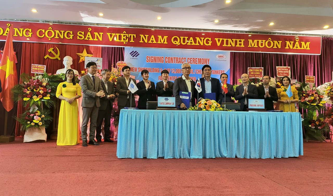 Lễ ký kết hợp đồng đáu mới tàu biển trọng tải lớn của Tổng Giám đốc Công ty Đóng tàu Phà Rừng với Công ty Yentec