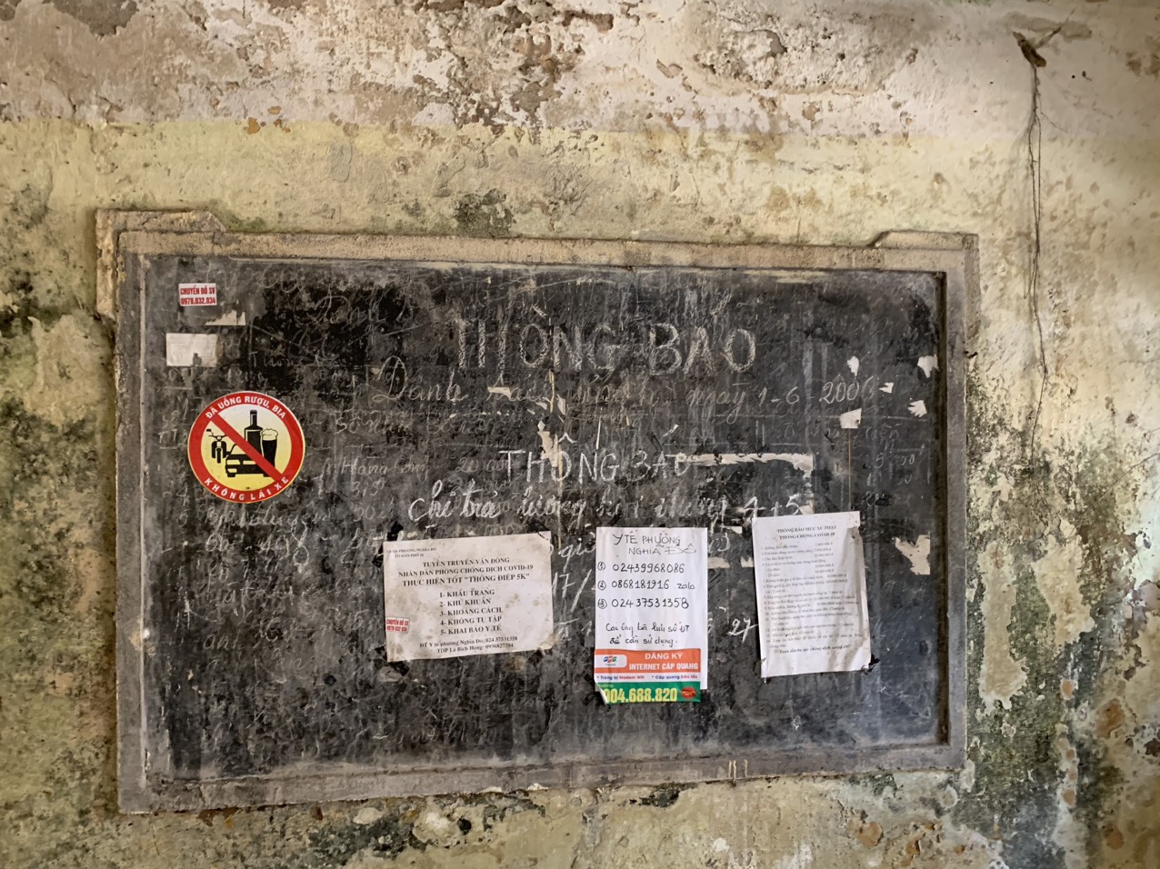 Những bảng tin trong cầu thang khu tập thể gần như đ&atilde; bị bỏ qu&ecirc;n d&ugrave; khu nh&agrave; vẫn c&oacute; người sinh sống...