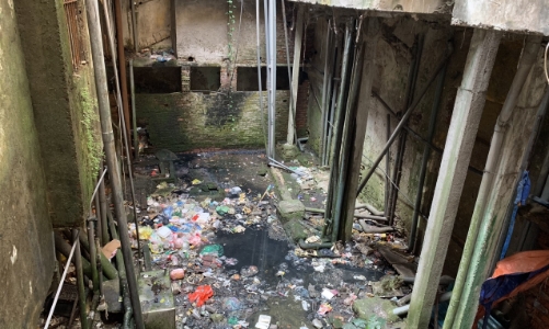 Rợn người với cảnh tượng xuống cấp của khu tập thể Nghĩa Đô, Hà Nội 