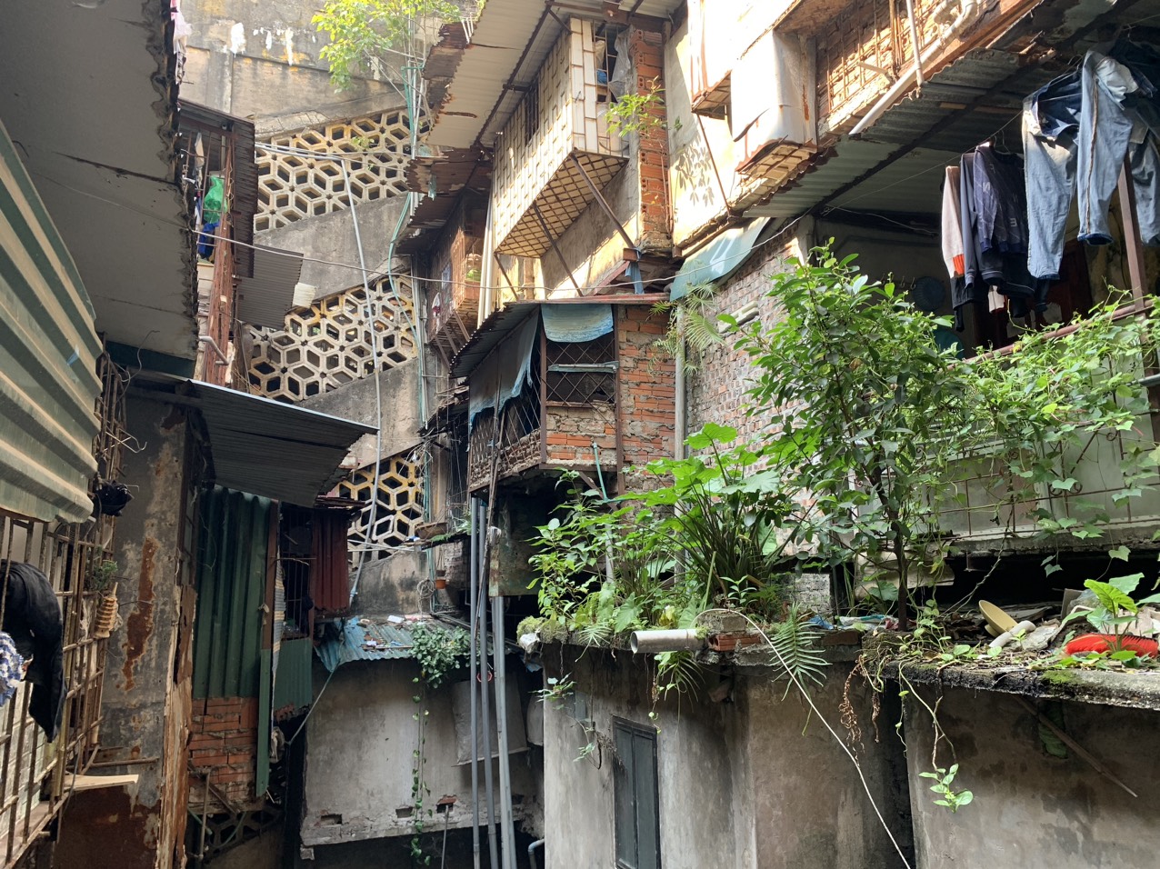 Ở ph&iacute;a tr&ecirc;n cao của giếng trời, c&aacute;c căn hộ thi nhau x&acirc;y dựng lấn chiếm, đ&acirc;y cũng l&agrave; t&igrave;nh trạng đ&atilde; v&agrave; đang xảy ra ở c&aacute;c hầu hết c&aacute;c tầng của t&ograve;a nh&agrave;...