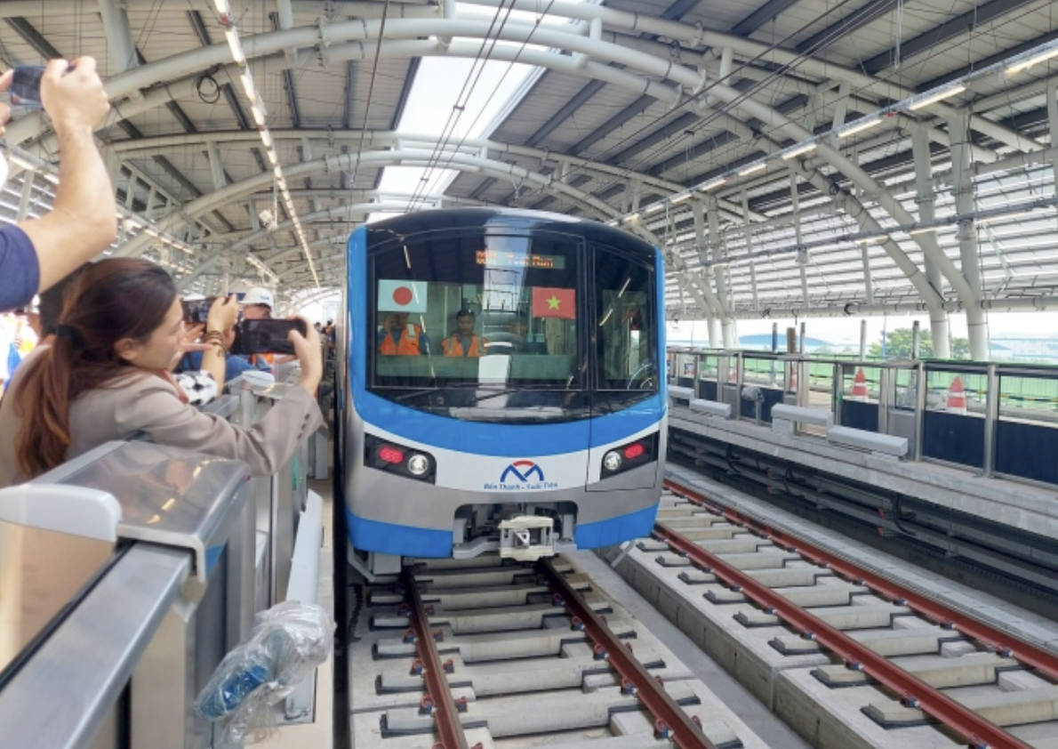 Người d&acirc;n vui mừng được trải nghiệm chạy thử metro...