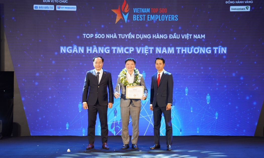 Ông Nguyễn Tiến Sỹ - Phó Tổng Giám đốc Vietbank đại diện nhận giải thưởng.