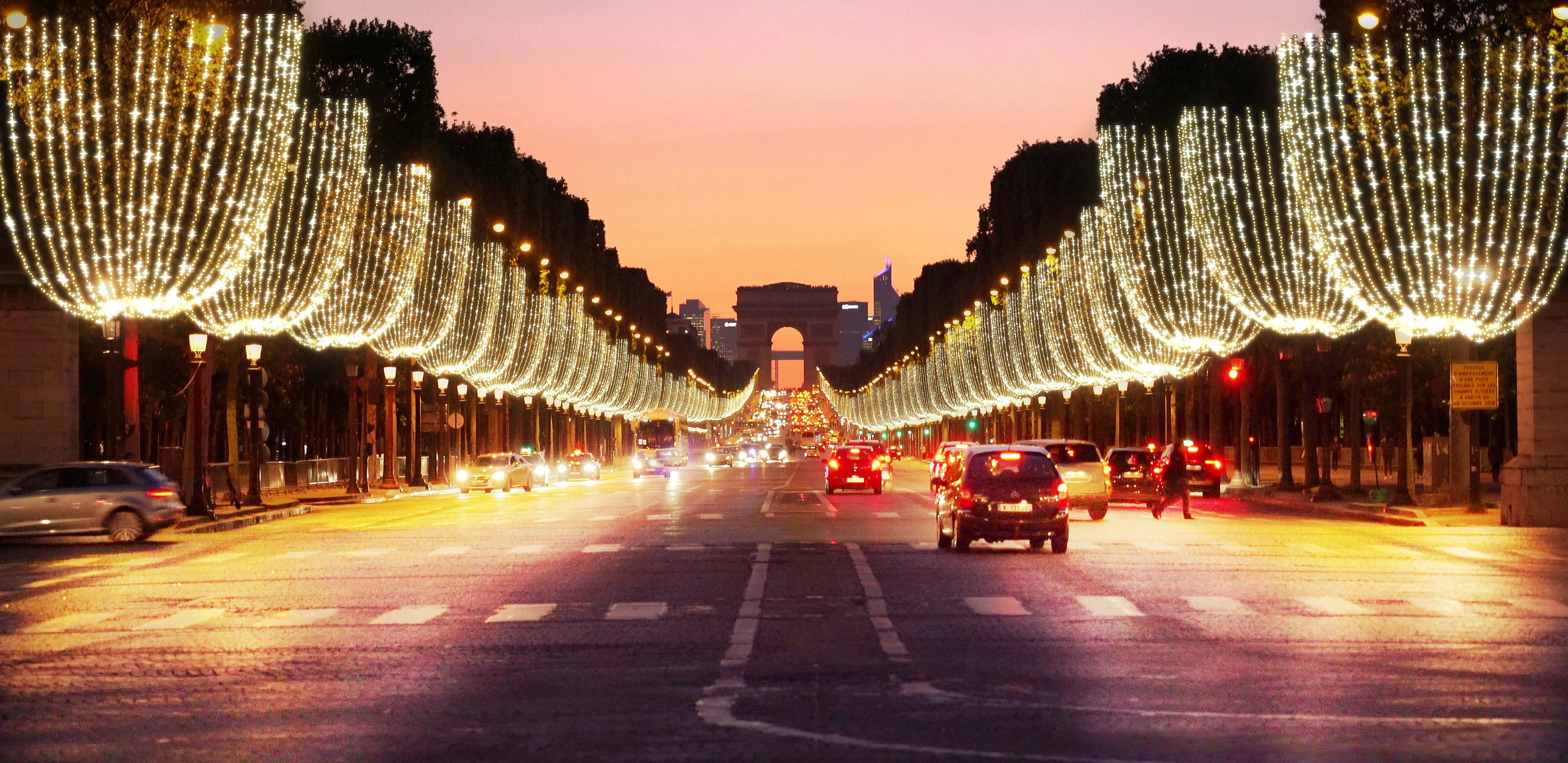 Đại lộ Champs-Élysées ở Paris thắp sáng đèn đến 23 giờ 45 phút hàng ngày.
