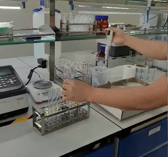 Kiểm tra nồng độ ph&aacute;t thải Formaldehyde của s&agrave;n gỗ c&ocirc;ng nghiệp.