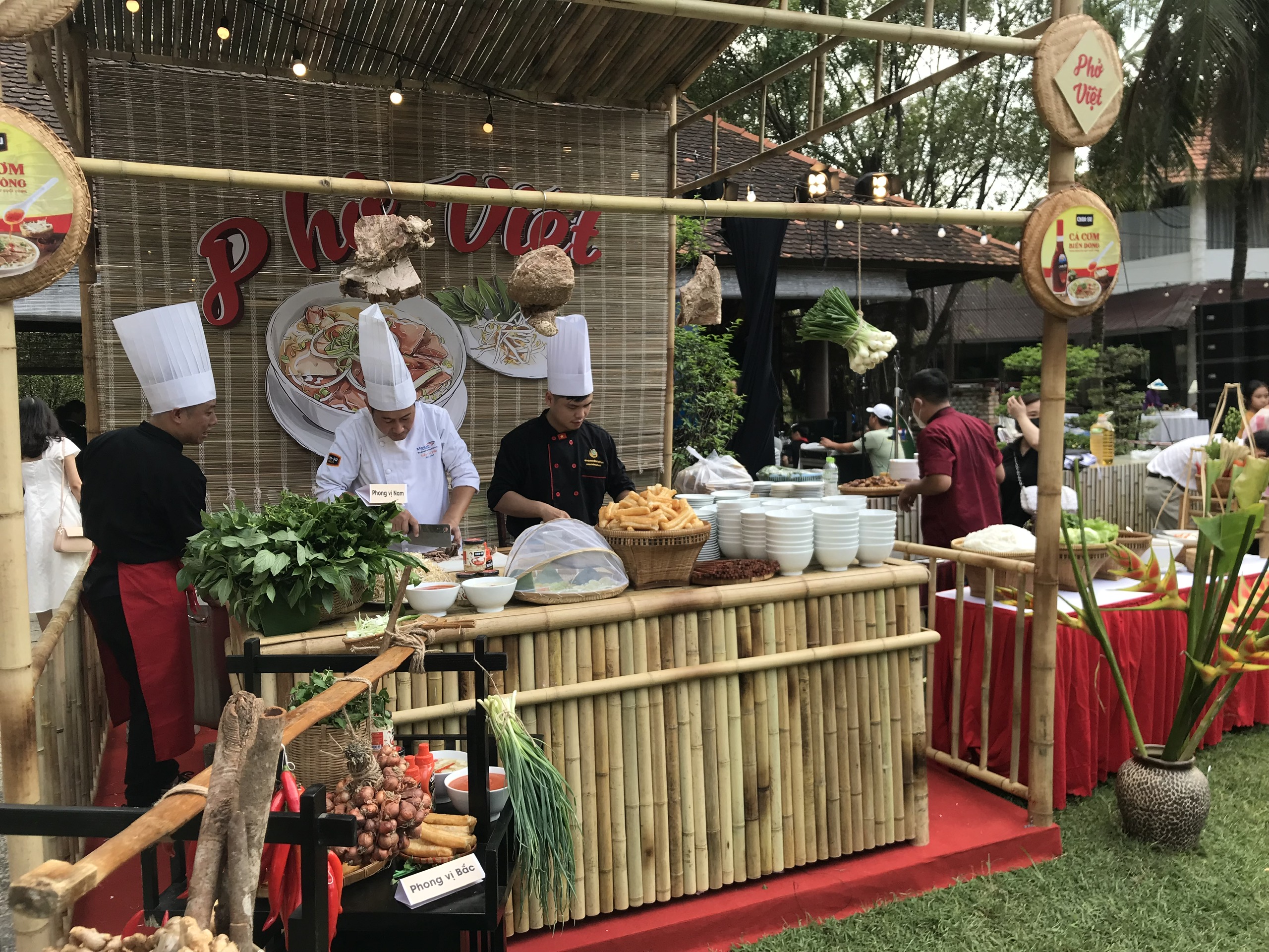 Phở là món ăn tinh hoa ẩm thực nổi tiếng của Việt Nam.