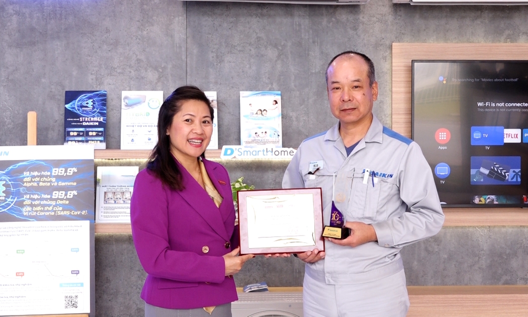 Tạp chí Kinh tế Việt Nam trao chứng nhận Top 10 nhóm Hàng tiêu dùng -Thiết bị gia dụng cho thương hiệu điều hòa Daikin