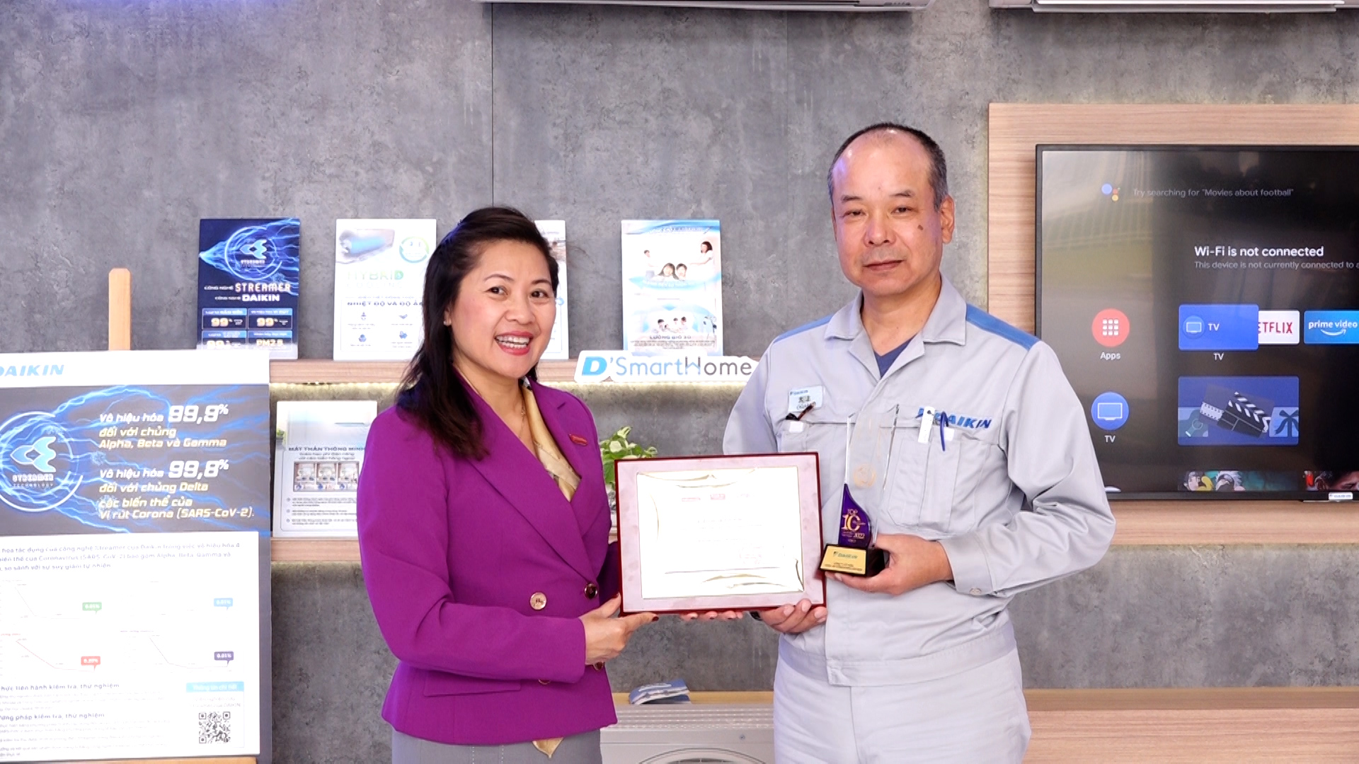 Tạp chí Kinh tế Việt Nam trao chứng nhận Top 10 nhóm Hàng tiêu dùng -Thiết bị gia dụng cho thương hiệu điều hòa Daikin