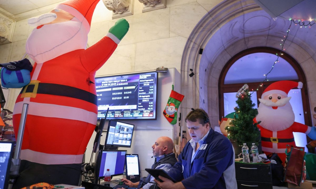 Các nhà giao dịch cổ phiếu trên sàn NYSE ở New York, Mỹ hôm 14/12/2022 - Ảnh: Reuters.