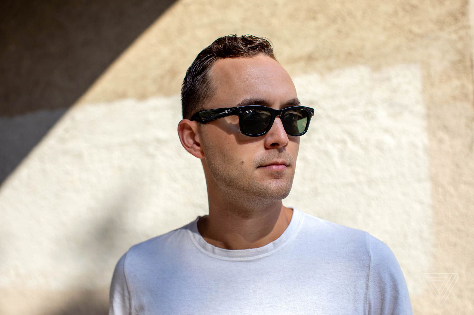Kính Ray-Ban Stories ra mắt vào đầu tháng 9/2021, chiếc kính được tích hợp nhiều chức năng như chụp hình, quay phim, trả lời cuộc gọi hay phát nhạc. Ảnh: Amanda Lopez/The Verge