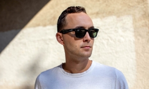 Kính Ray-Ban Stories ra mắt vào đầu tháng 9/2021, chiếc kính được tích hợp nhiều chức năng như chụp hình, quay phim, trả lời cuộc gọi hay phát nhạc. Ảnh: Amanda Lopez/The Verge