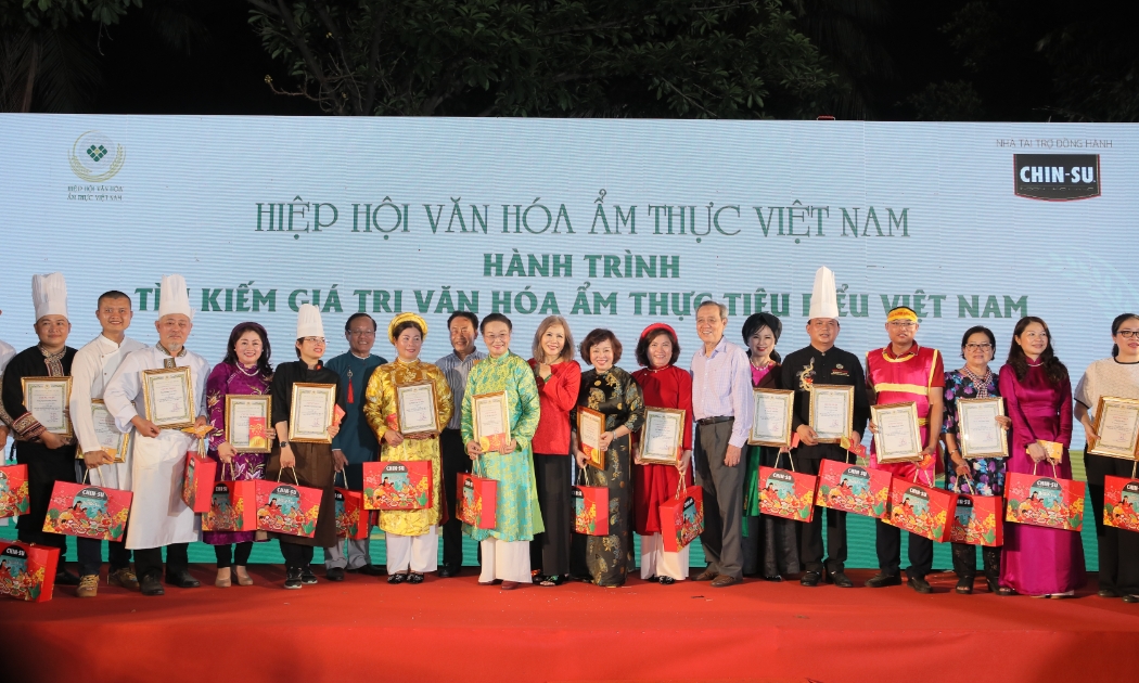 Đại diện VCCA trao giấy chứng nhận, hoa, quà cảm ơn cho các nghệ nhân tham gia quảng diễn.