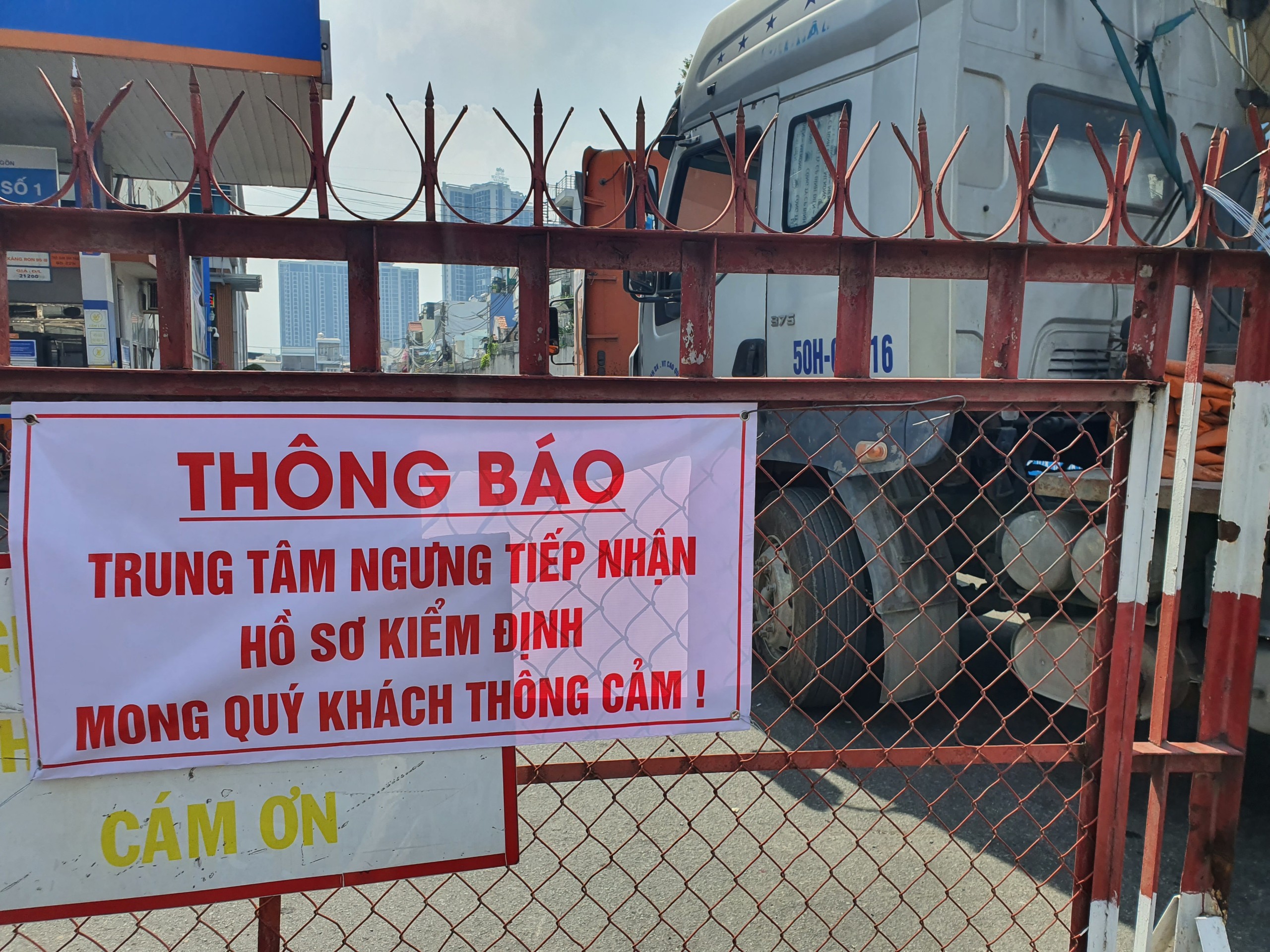 Quá tải ở các trung tâm kiểm định xe cơ giới ở TP.HCM. Ảnh: Khang Ka.