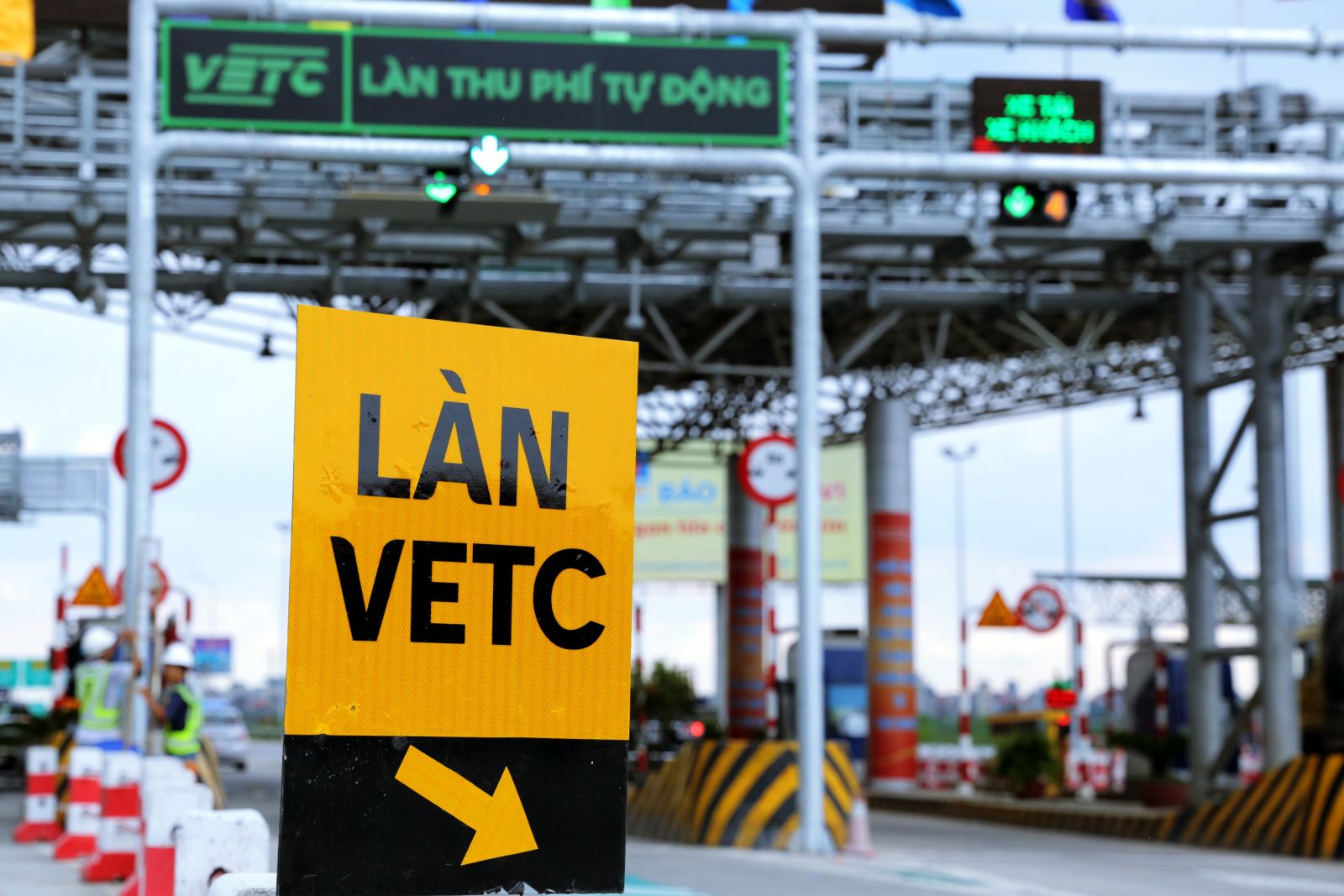 Hệ thống thu phí điện tử không dừng (ETC) đang được triển khai tại tất cả các trạm thu phí trên toàn quốc, với 4,2 triệu phương tiện trên toàn quốc đã dán thẻ đầu cuối.