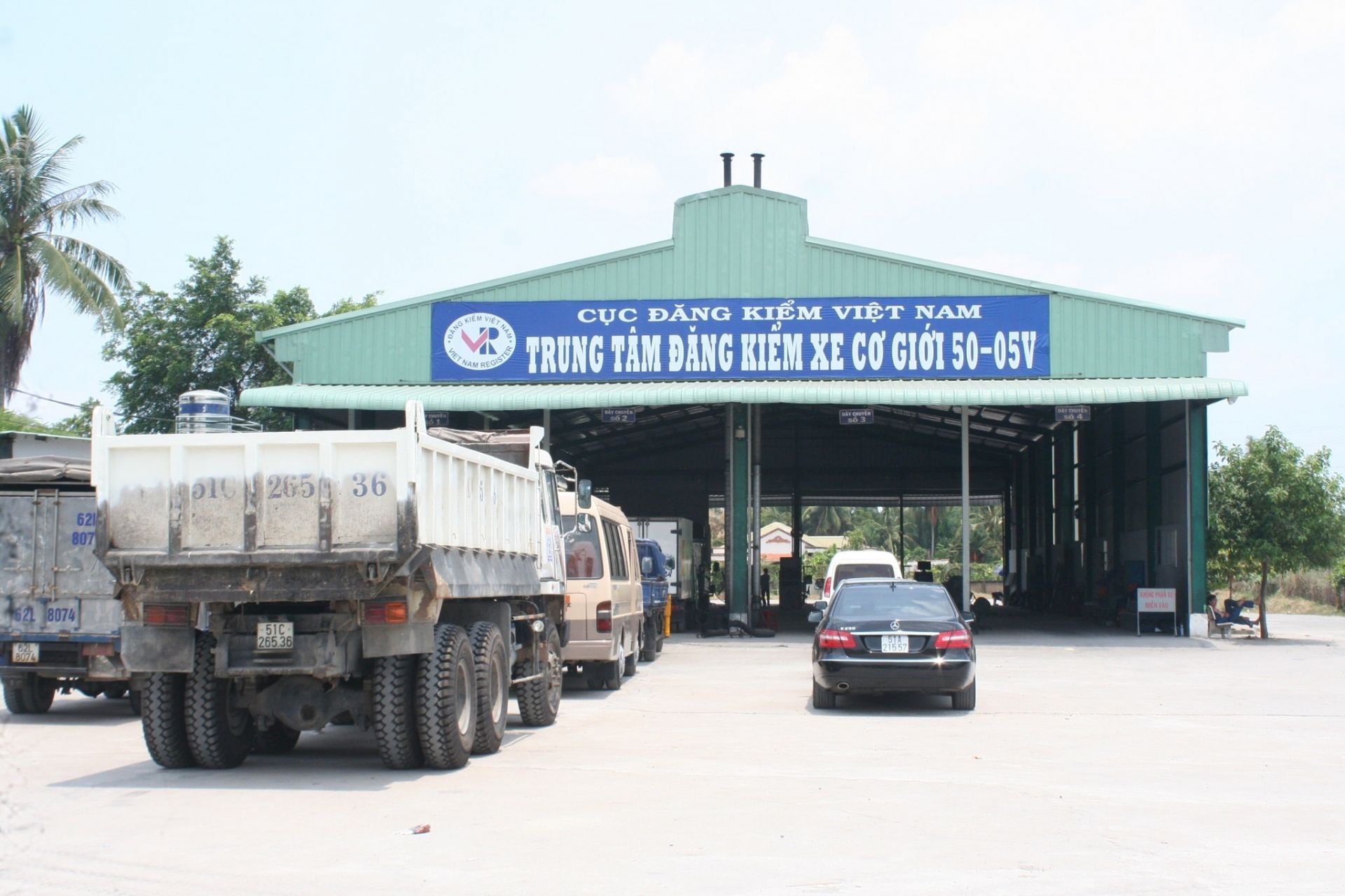 Cục Đăng kiểm Việt Nam quyết định biệt phái 12 đăng kiểm viên đến TP.HCM hỗ trợ công tác kiểm định, phục vụ người dân.