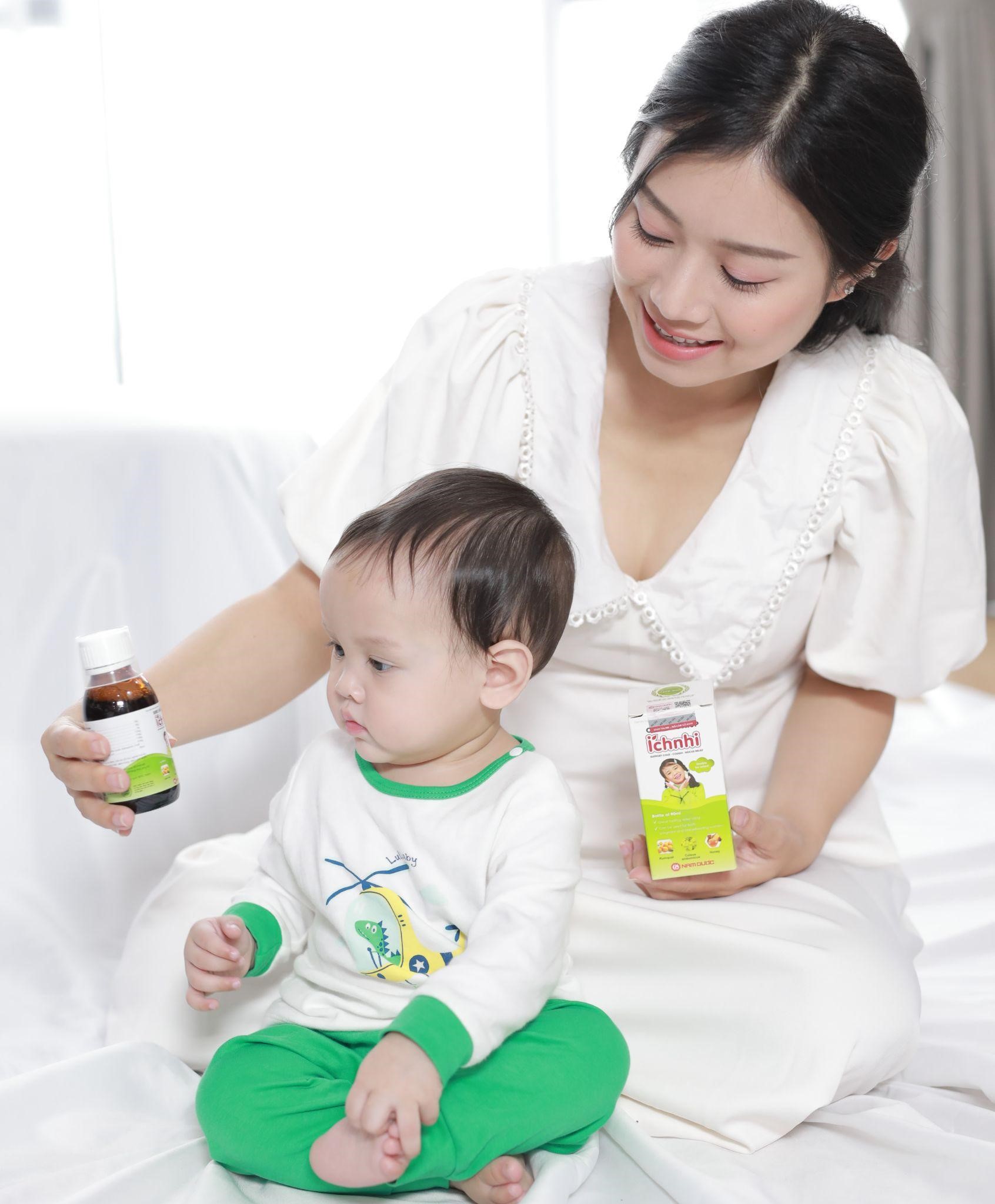 Siro ho cảm &Iacute;ch Nhi được h&agrave;ng triệu người mẹ tin d&ugrave;ng cho con.