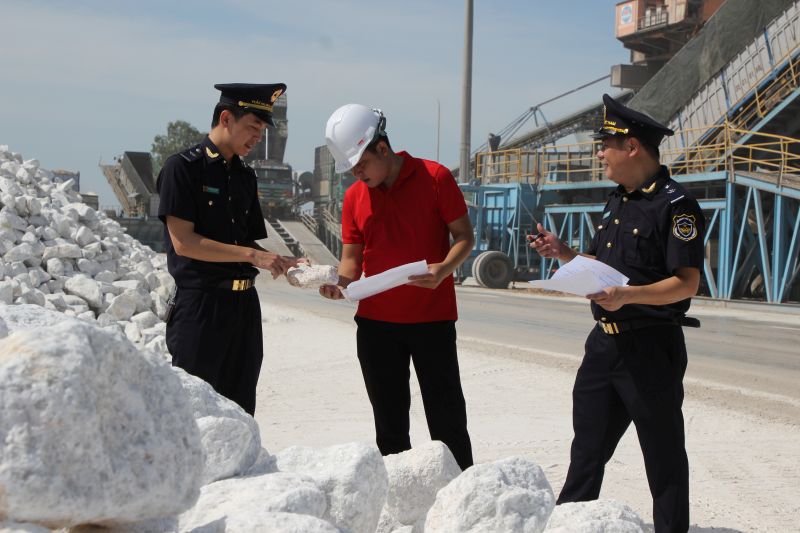 Cán bộ Hải quan Chi cục cửa khẩu Nghi Sơn làm nhiệm vụ