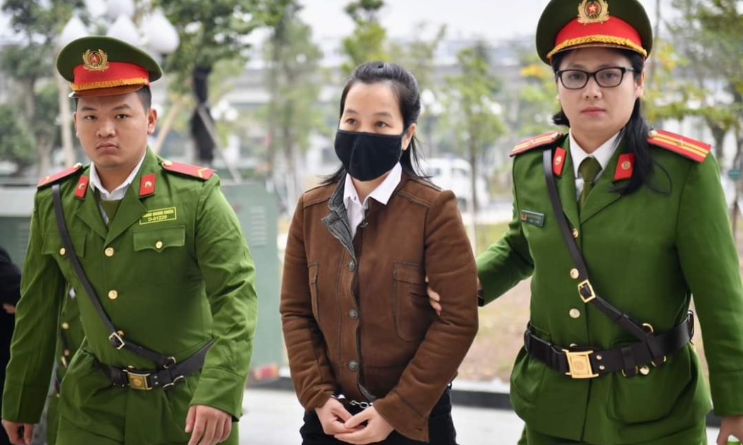 Nguyễn Hà Thành bị dẫn giải đến tòa án vào sáng 26/12.
