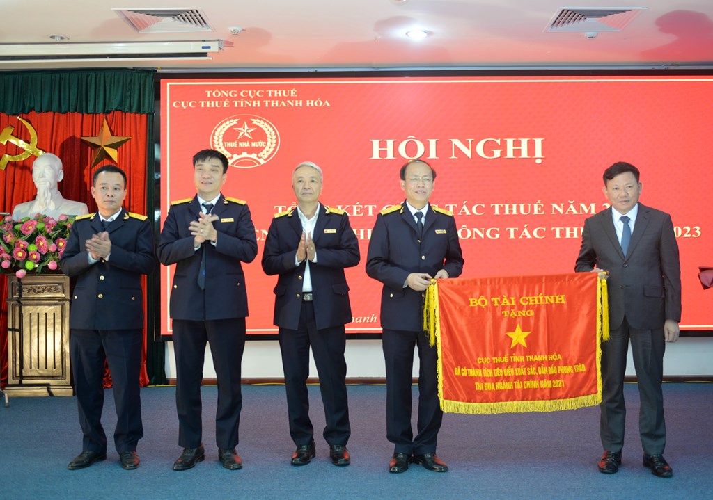 Phó Chủ tịch Thường trực UBND tỉnh Nguyễn Văn Thi trao Cờ thi đua tập thể lao động xuất sắc của Bộ Tài chính cho Cục thuế tỉnh Thanh Hóa