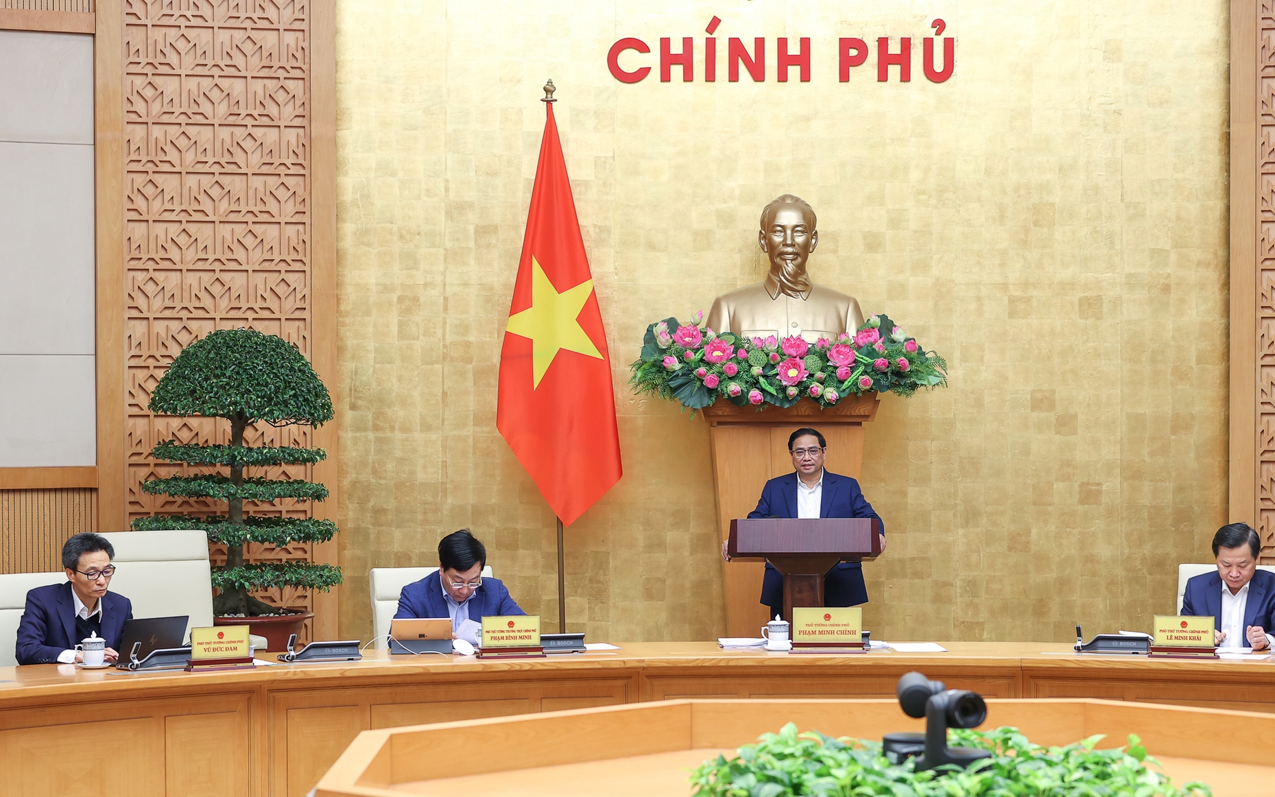 Thủ tướng yêu cầu rà soát kỹ lưỡng, xử lý hài hòa giữa các chính sách cụ thể, đặc thù với các chính sách chung, bảo đảm tính thống nhất, phù hợp với pháp luật có liên quan, tính tương thích với các cam kết quốc tế - Ảnh: VGP