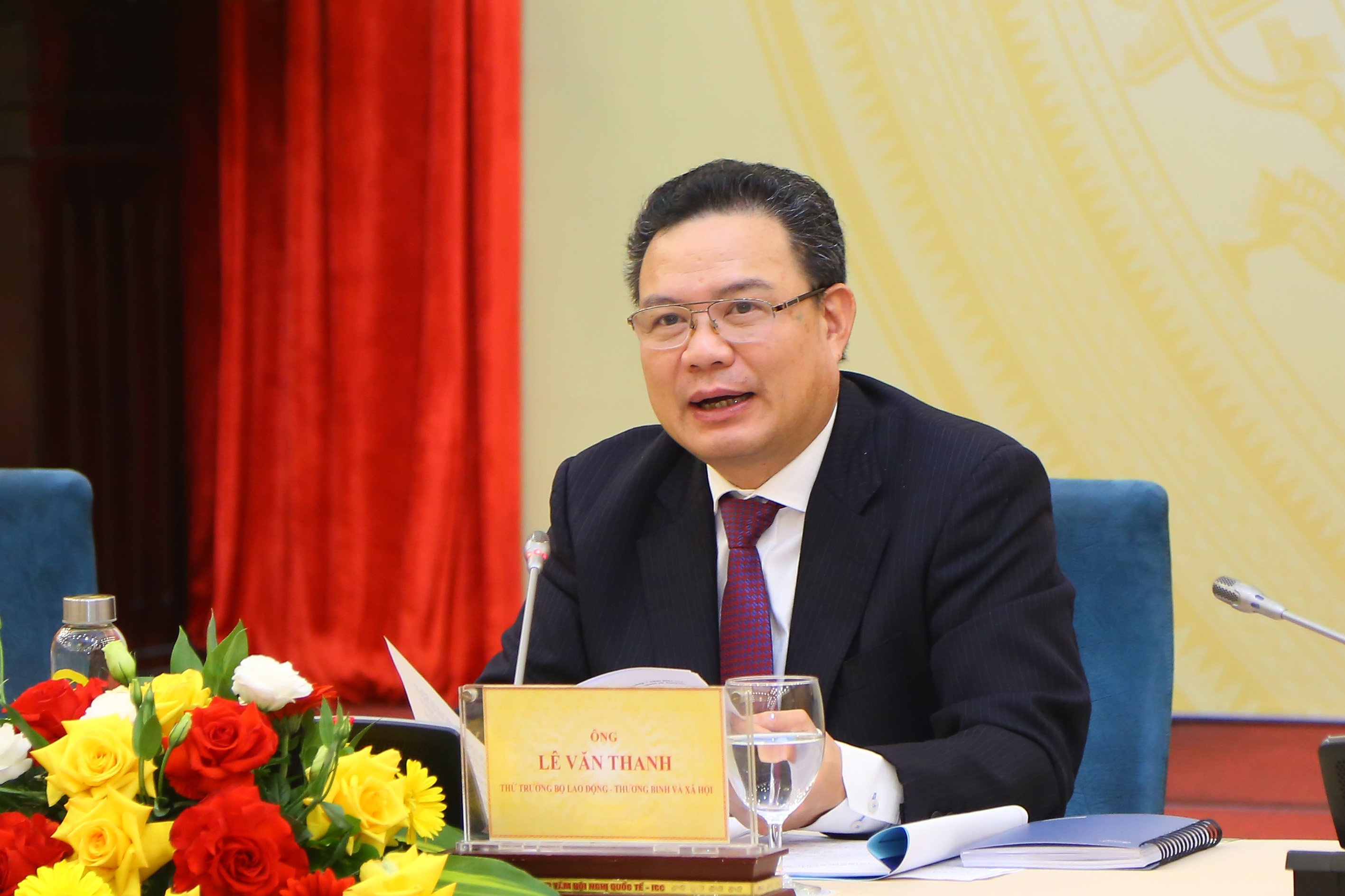 Thứ trưởng Bộ Lao động &ndash; Thương binh v&agrave; X&atilde; hội L&ecirc; Văn Thanh th&ocirc;ng tin tại hội nghị. Ảnh - Nguyễn Sơn.