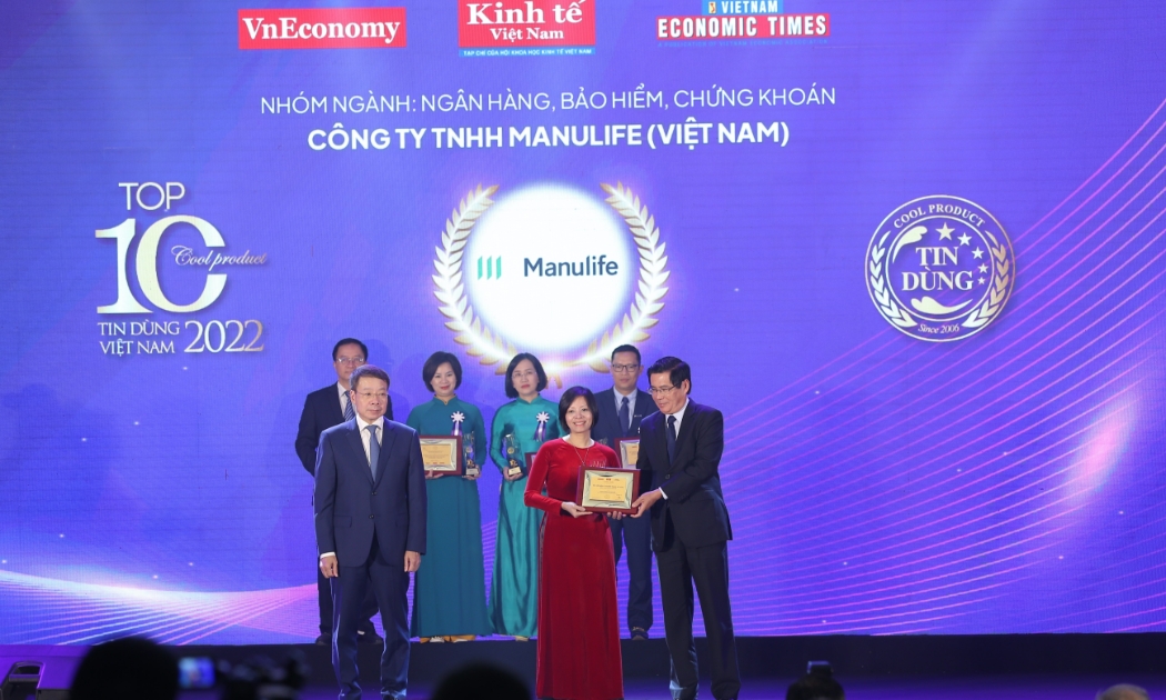 Đại diện Manulife Việt Nam nhận bằng khen và huy chương tại chương trình.