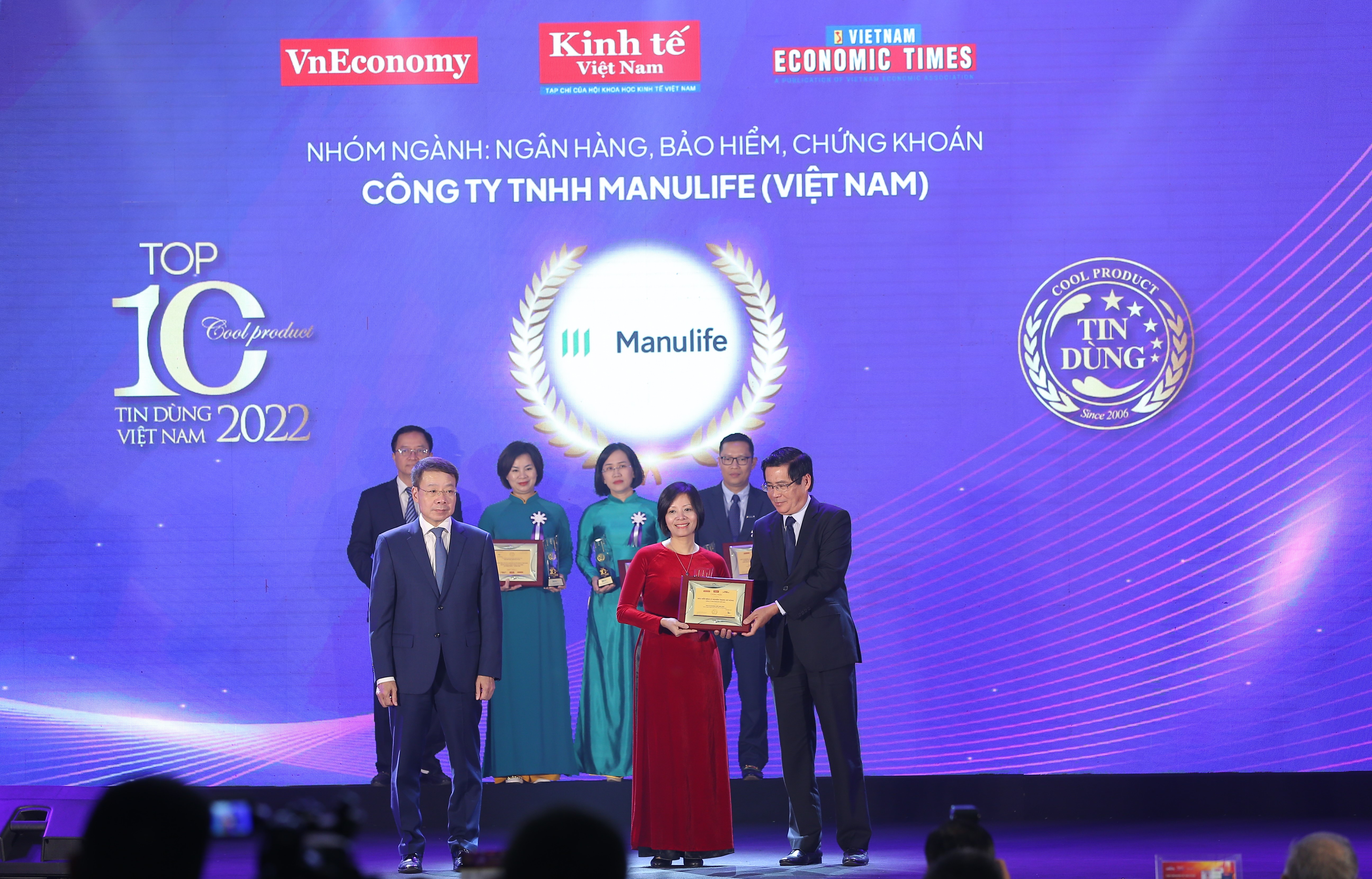 Đại diện Manulife Việt Nam nhận bằng khen và huy chương tại chương trình.